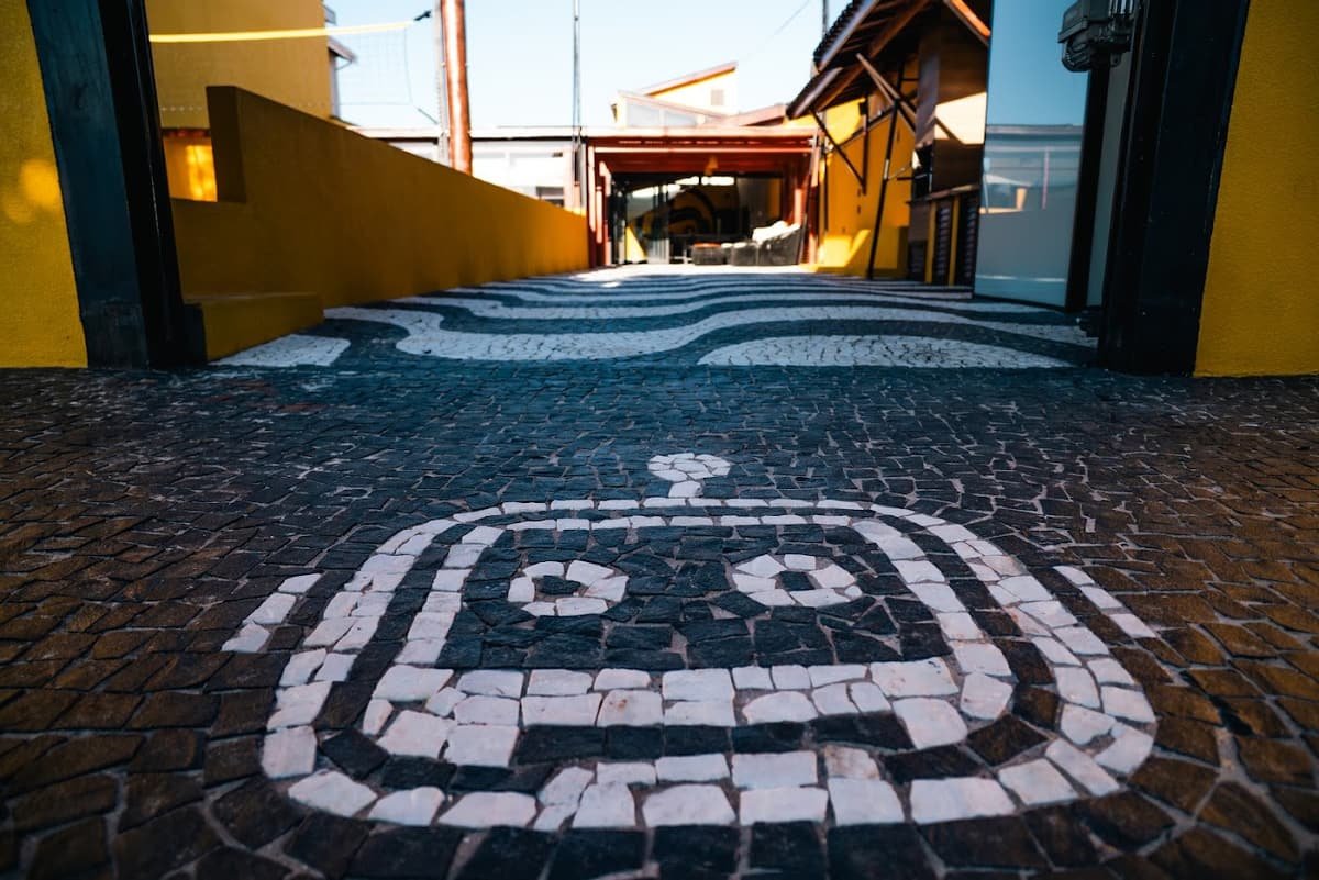 Entrada com o robô em mosaico português