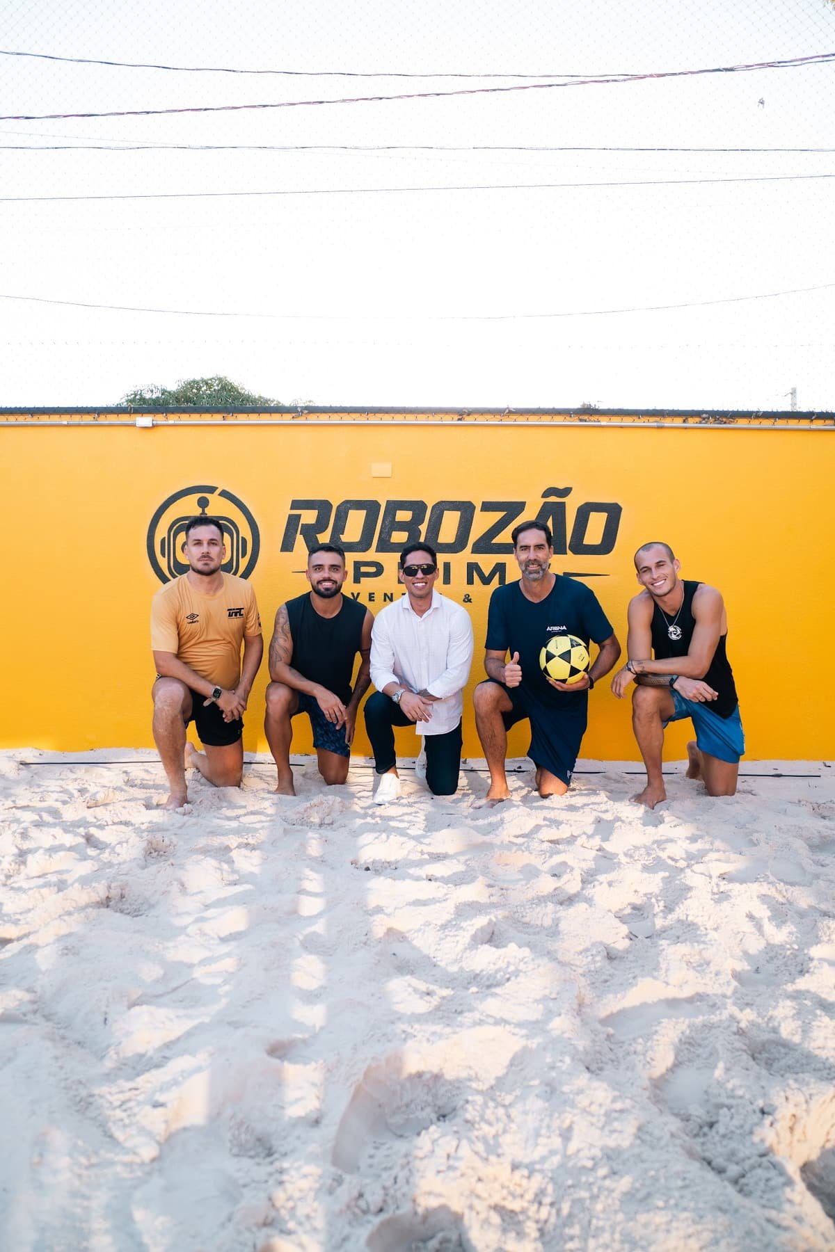 Galera reunida na quadra de futevôlei do CT Robozão